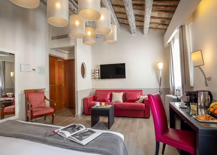 מלון Condotti Palace 4*